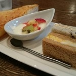 カフェ ド リオン - モーニング  クリームチーズのパン
