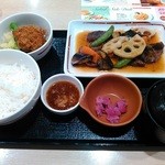 おはしカフェ・ガスト - てりやきビーフとおろしひれかつのごちそう和膳(1099円)