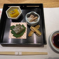 旬魚 左阿彌 錦店 - 付出しの一品
                  どれも上品な味付けで美味しいですが、手前の煮凝りが特に美味しい！
