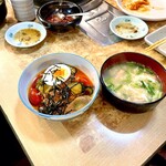 福ちゃん - 2026年8月11日祭日の夜。たまに来られる、お客様の数日前の御予約メニュー(¥3000コース⇒お客様ご希望の料理がポッサムとビビン冷麺〈=混ぜ冷麺〉だったので、写真に映る料理は、ビビン冷麺と大エビ入りの卵スープで⇒手間はかかる料理だが、この暑さで、冷たい麺料理が欲しくなったでしょう（健康を考えて、辛さは、抑えて…)。¥3000코스의 비빔냉면과 큰 새우를 넣은 달걀 스프(손님 희망 요리)。