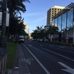 Musubi & Bento Iyasume - 早朝のカラカウア通り