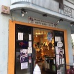 Musubi & Bento Iyasume - お店はこじんまりとしています