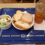 神戸屋キッチン - サラダとパンとアイスティー