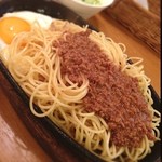 Supaget Thiando Kurepu Tanaka - 鉄板ミートソーススパゲッティ(^_^) しっかりした肉のソースがウマいです。
                        目玉焼きがのってるのも珍しいかも。