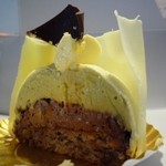 ピエール・エルメ・パリ - 外套に身を包むナポレオンのようにも…