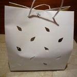 ピエール・エルメ・パリ - リーフ型にカットされた手提げ