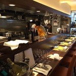 Ristorante Stefano e Tomoko - カウンンター５席  。お一人様もご心配なく。また、カップルなら二人の距離も近まるかも？ [2014/04]