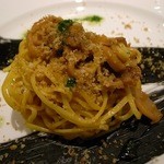 Ristorante Stefano e Tomoko - ４皿目：子イカとトマトソースの自家製フェトチーネ、イカ墨のソース添え。トマトとイカ墨の２種のソースで得した気分！ [2014/04 夜]