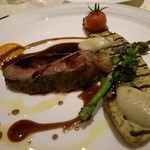 Ristorante Stefano e Tomoko - ６皿目：宮崎牛とナス・菜の花・プチトマトのローストにバルサミコソース、人参とナスのピュレ添え。野菜のピュレの甘さがお皿に深みを与えています。 [2014/04 夜]