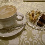 Ristorante Stefano e Tomoko - 食後にカプチーノとお茶菓子（ビスコッティ、メレンゲ、チョコケーキ）。こんなに美味しビスコッティは初めての感動です！ [2014/04 夜]