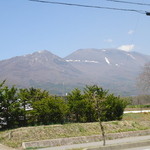 Feinkost Metzgerei Katayama Yugen Gaisha Katayama Niku Ten - お店駐車場からの浅間山