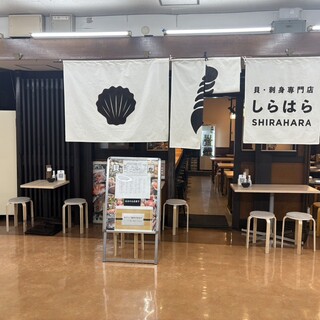 店舗入口前にも、2名様向けのテーブル席を3卓完備しております。