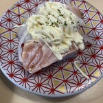うまい一丸鮨 - 料理写真:玉ねぎスライスも少し乗っている、雪中熟成サーモンちょっと焼き