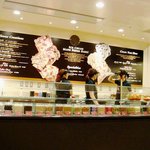 コールド・ストーン・クリーマリー - クルーはとってもノリがいい