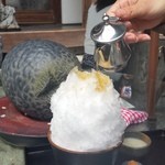 蔵元秘伝みつをかけて頂きます♪　「蔵元秘伝みつのかき氷 (1000円)」