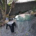 阿左美冷蔵 - 岩にガラス板を置いたテーブルです