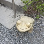 阿左美冷蔵 - カエルのオブジェ