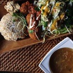 ベスペラズ ファラフェル - ソイチキン唐揚げプレート（特別メニュー）