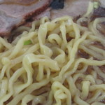 白河ラーメン みちのく - 麺のアップ　縮れ麺で幅広さにムラがあるのが絶妙なのだ