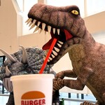 バーガーキング - ドリンク写真:恐竜さんへアイス珈琲補給(笑)