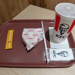 ケンタッキーフライドチキン - ドリンク写真:ビスケット、ジンジャーエールLサイズ