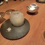 Point - 燻製バターは、ガラスの蓋に覆われて