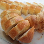 もりのひと - 上の縦長のパンはピーナッツクリーム、右下はクロワッサン、左はイチヂクとくるみのパン