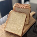 ブランジェ浅野屋 - 料理写真:…色白で、きめ細やかな断面…
ほんのり甘くてふんわり柔らか(*´ω`*)♡