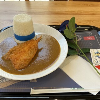 喫茶ポアロ - 料理写真:怪盗キッドのフィッシュフライカレーとアップルジュース