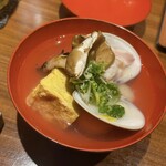 焼酎ダイニングさけ工房 心 - 【はまぐりのお椀】はまぐり、豆腐、卵焼きなど具沢山！特にお餅がめちゃくちゃ美味しかった〜！くるくるネギも食べやすくて良い◎