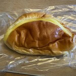 パン工場 - 料理写真:クリームパン162円。 中にこだわりのカスタードのたっぷりはいったフワフワパンです。