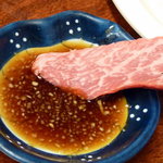 今久 - 柔らかいモモ刺身はにんにく醤油で