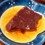 今久 - エッジの立ったレバー刺身はゴマ油と塩で