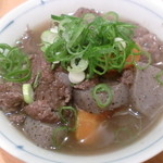 とんぺい - モツ煮牛のホホ肉入りハーフで210円