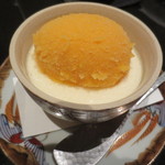 日本料理 晴山 - もう一品はオレンジのムースの上に食用のほおずきのシャーベットが。これも美味しくいただきました。
