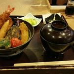 新潟カツ丼 タレカツ 本店 - 特製合いもり丼　1040円。野菜フライは茄子、ブロッコリー、かぼちゃ、ヤングコーンそしてミニトマト。主役のタレかつ2枚とエビフライ。タルタルソースも漬けてくれます。味噌汁、お新香付き。