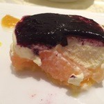 Ristorante Stefano e Tomoko - ５皿目：グレープフルーツのババロアとブルーベリーソース 。グレープフルーツの酸っぱさが刺激的！ [2014/04 昼]