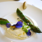 ナクレ - アスパラガスのローストとブラータチーズ