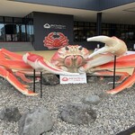 かにファクトリー - 入口のカニモニュメント　