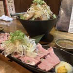 豚小家 - ねぎとんサラダ、もつ刺し3点盛り