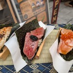 Seven Seas Cafe - 左から、赤海老炙り巻き(税込500円)・和牛巻き(税込900円)・サーモンいくら炙り巻き(税込700円)