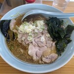 うまいラーメンショップ - 味噌チャーシューメン中盛（無料ワカメのトッピング後）