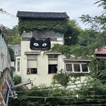 夏への扉 - お店　猫モチーフな看板が目立ちます