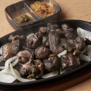 「名物もも焼き」「チキン南蛮」など、お酒が進む鶏料理が勢揃い
