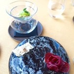 久々のコース料理◝(๑⃙⃘′ᗨ˂̶๑⃙⃘)◞♡
          前菜の前にシェフからのおもてなし、石皿には手で食べるビーツのバラと鮭の皮揚げ。
          最初からとてもおしゃれ！
          
          ガラスの器にはムースのナッツ、グリンピースソースです。