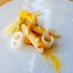 ブルガリ イル・リストランテ ルカ・ファンティン - ホワイトアスパラガスと黄身の芸術作品೭੧(❛▿❛✿)੭೨