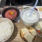 千本松牧場 - ハンバーグ肉増しは千切って焼きますね