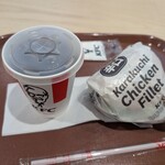 ケンタッキーフライドチキン - アイスコーヒー(S)と、ラッピング状態のバーガー