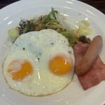 ガスト - 料理写真:目玉焼き&ベーコンソーセージセット 714円!