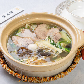 牛骨スープが決め手の牛肉春雨の土鍋。香辛料香る牛肉も